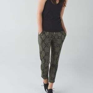 Lululemon Jet Crop Slim Luxtreme – Ziggy Snake (Green/black) Size 8